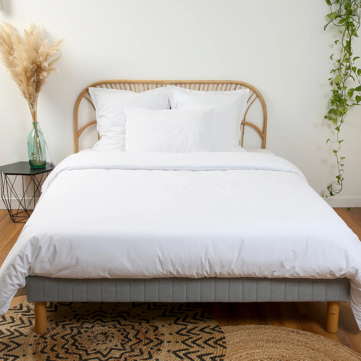 Photo de notre housse de couette anti-galère Hopoli (blanc) sur un lit