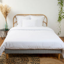 Photo de notre housse de couette anti-galère Hopoli (blanc) sur un lit