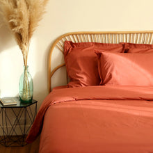 Photo de notre housse de couette anti-galère Hopoli (Brique) sur un lit