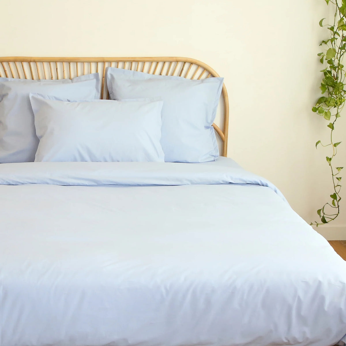 Photo de notre housse de couette anti-galère Hopoli (Brise) sur un lit