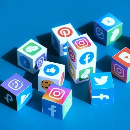 Cubes représentants les réseaux sociaux