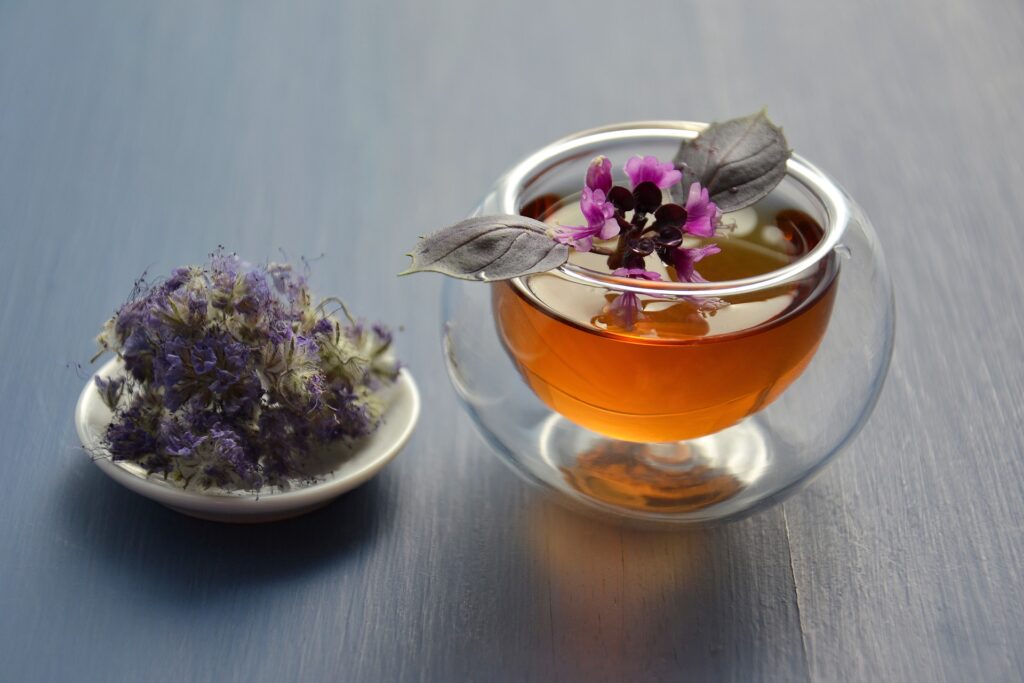 tasse de thé avec une plante à côté
