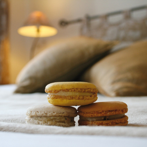 macarons français posés sur un lit