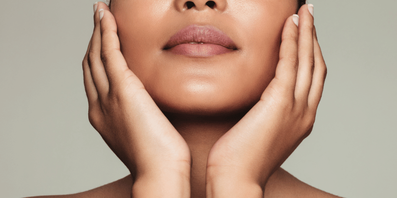 Visage avec une peau lisse, sans rides et en bonne santé